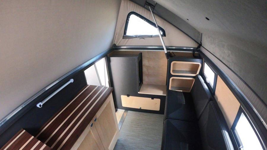 Интерьер Jeep Wrangler Outpost II Camper 2018 года  (фото 2 из 5)
